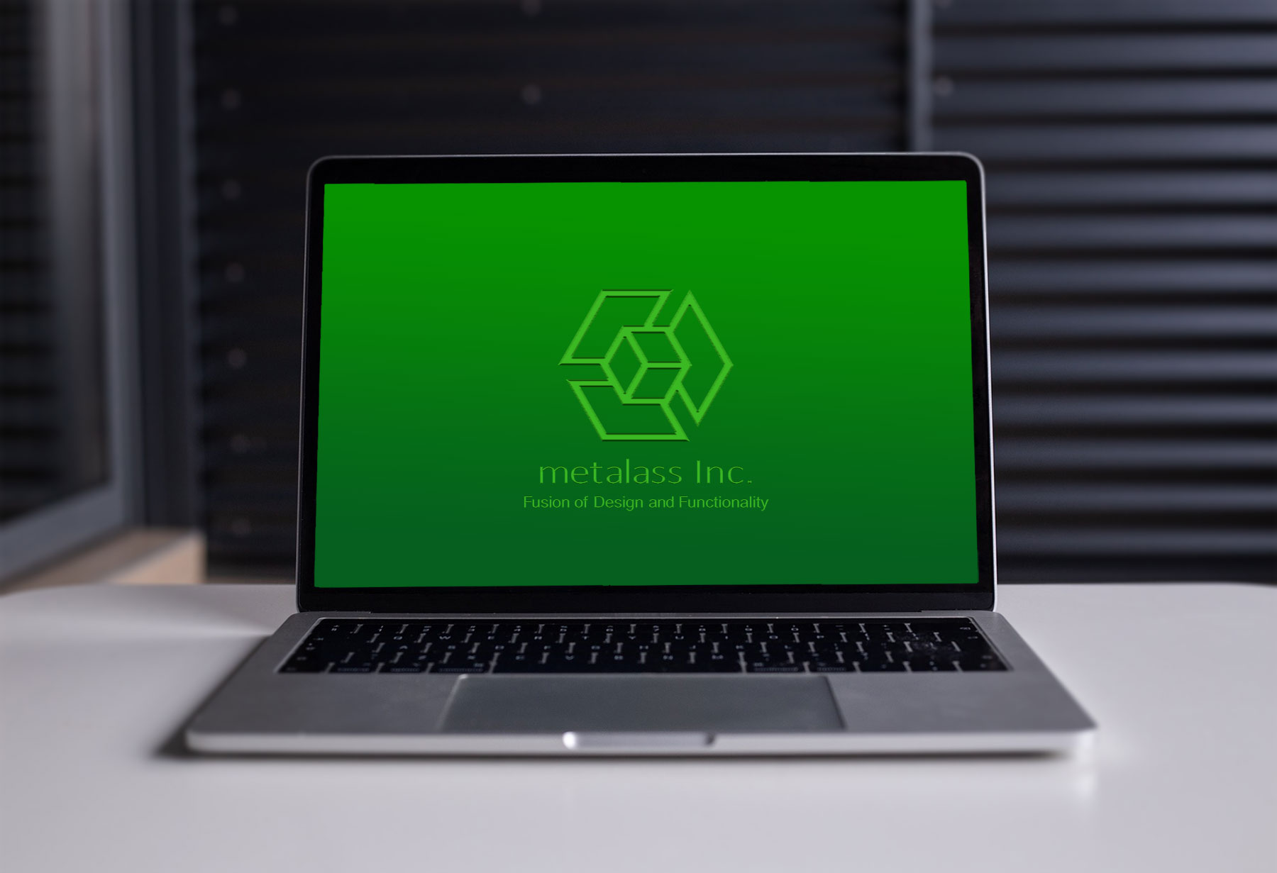 パソコンとメタラスロゴ